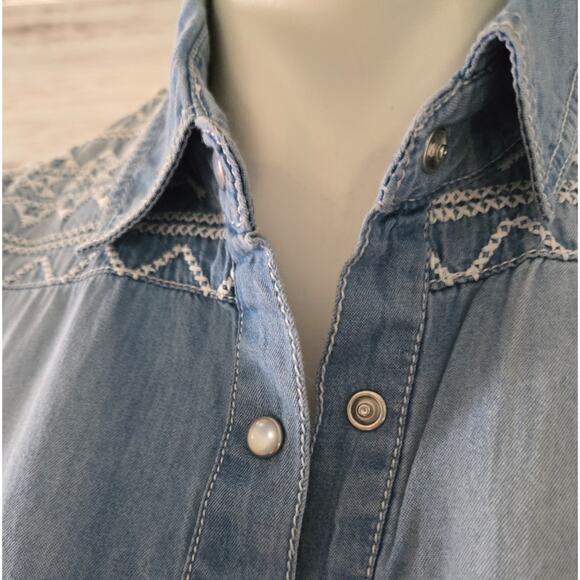 Forever 21 Chambray Embroidered Sleeveless Snap Button Top sz Small - Picture 3 of 6